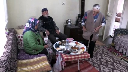 50 yaşındaki engelli kızlarına çocuk gibi bakıyorlar - KIRŞEHİR