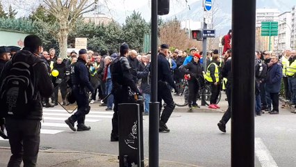 Mobilisation des gilets jaunes à Grenoble pour l'acte 17