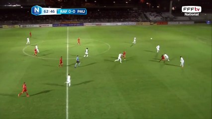 La frappe passe juste à côté du poteau.