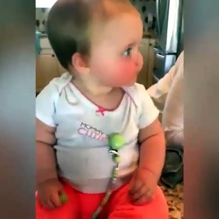 Ce mignon bébé se fait plaisir avec du citron !!