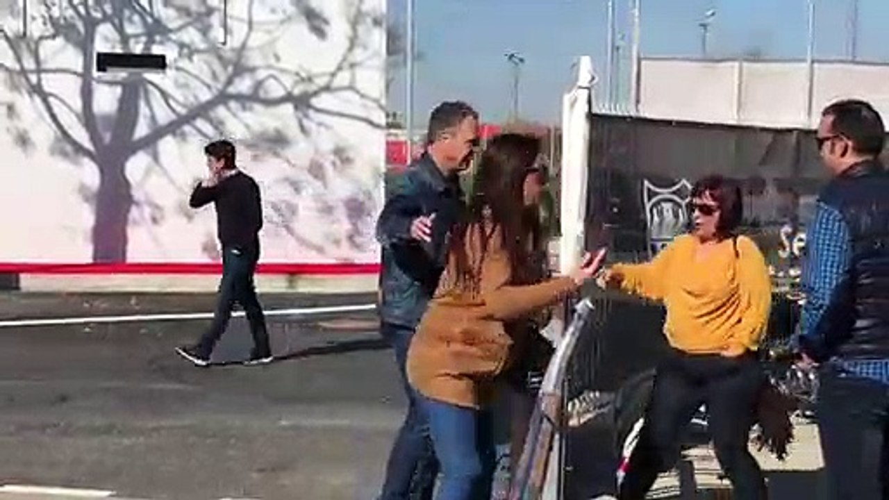 Caparrós Saluda a unos Aficionados en el Entrenamiento del Sevilla