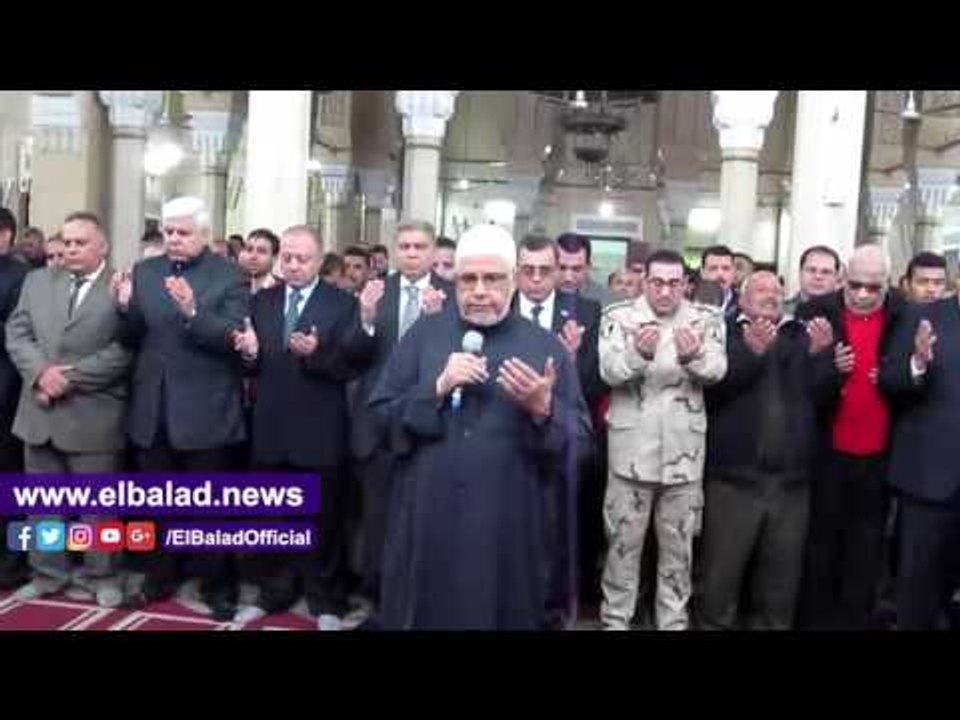 صدى البلد |  محافظ الفيوم يتقبل العزاء مع والد شهيد الواجب الوطنى امام مسجد ناصر