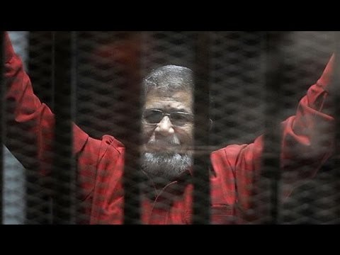 صباح البلد - شاهد ما فعله مرسي داخل القفص بعد قرار محكمة قضية التخابر