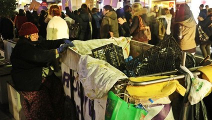 Kadınlar yürüdü, o izledi: Çalışmak zorundayım