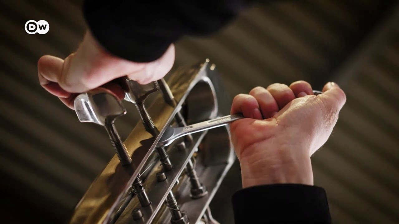 Eine Gitarre in XXL | Euromaxx