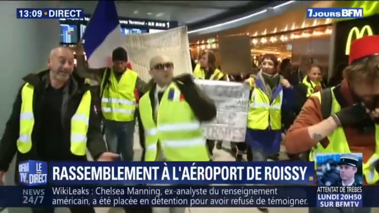 Des gilets jaunes manifestent en dansant dans un hall de l'aéroport Paris-Charles-de-Gaulle