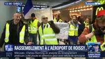 Des gilets jaunes manifestent en dansant dans un hall de l'aéroport Paris-Charles-de-Gaulle