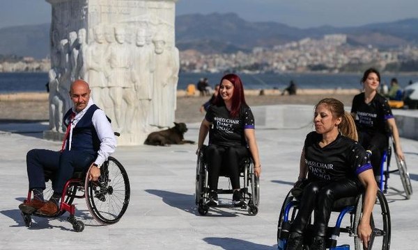 CHP'li Soyer, farkındalık için tekerlekli sandalye ile gezdi