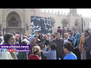 صدى البلد | العشرات يرفعن لافتات "مع السلامة ماما نونا" أثناء جنازة كريمة مختار