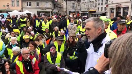 Besançon :  discours du neurochirurgien Laurent Thines avant la manifestation des gilets jaunes