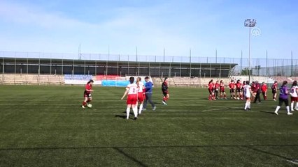 Kadınların Maçında Orta Hakemden Gül Jesti