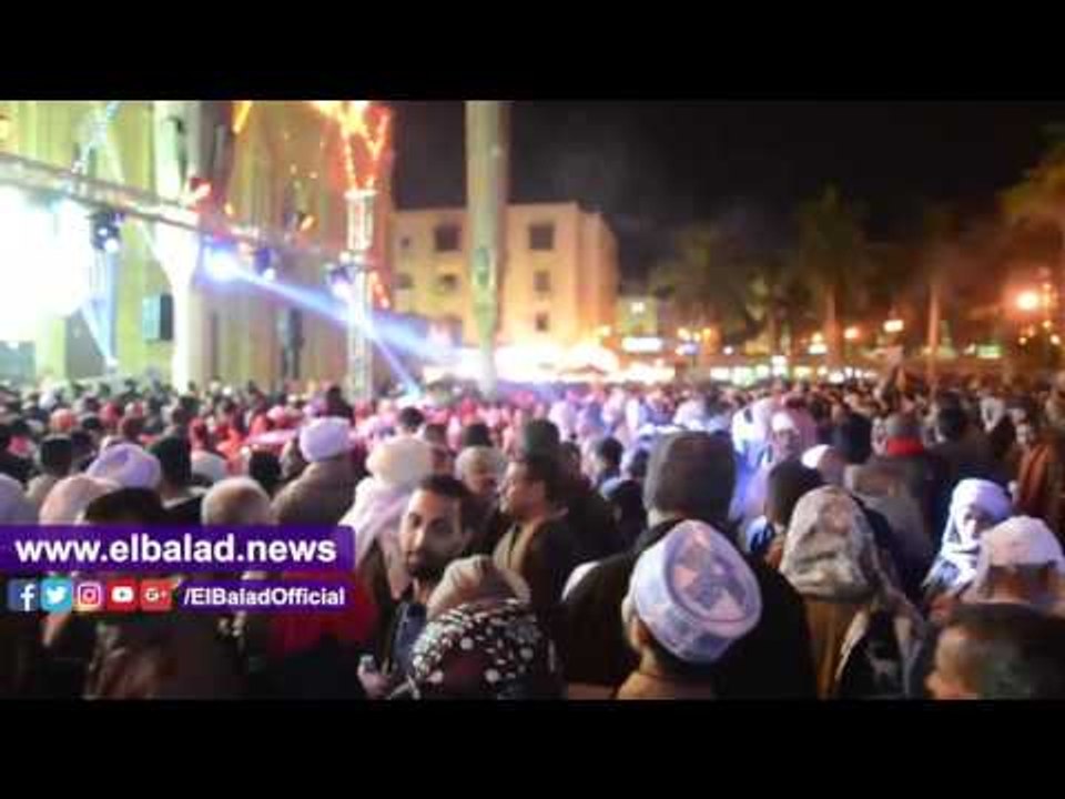 صدى البلد |  الباعة الجائلون يفترشون ساحة مسجد الإمام الحسين