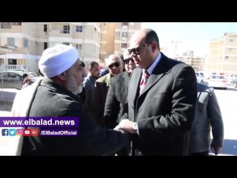 صدى البلد | محافظ مطروح اثناء تقديم واجب العزاء لأسرة شهيد العريش رحلتى عمرة لوالديه