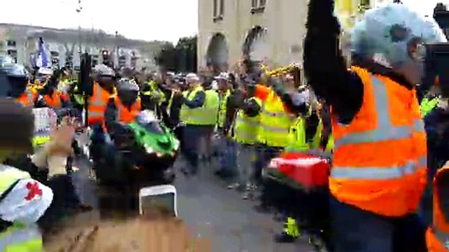 Les motards rejoignent les Gilets jaunes pour l'acte XVII.