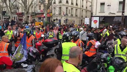 Avignon : des centaines de gilets jaunes en moto manifestent en ville