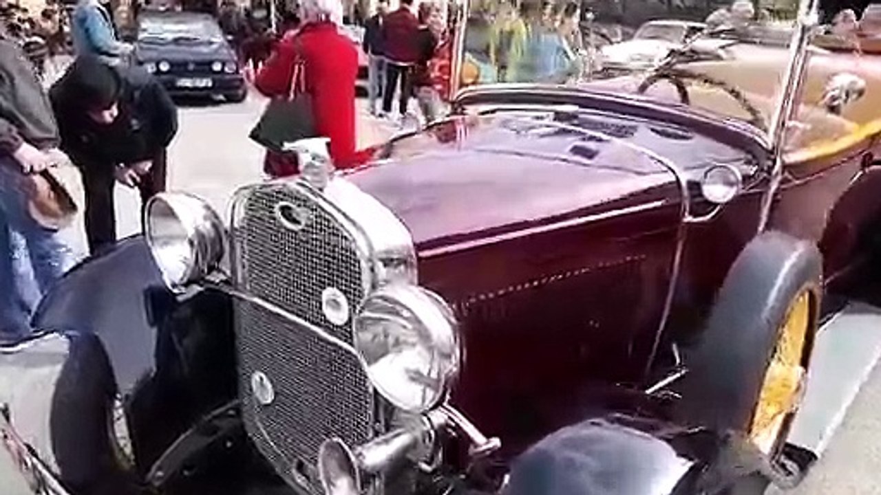 Les voitures anciennes s'exposent devant les Halles d'Avignon.