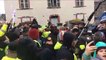 Besançon : les gilets jaunes entonnent une chanson devant la prison