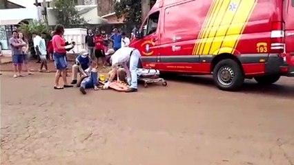 Carro bate em motociclista e foge do local