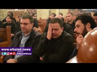 صدى البلد | ادوارد يجهش في البكاء اثناء صلاة الجنازة على والدته