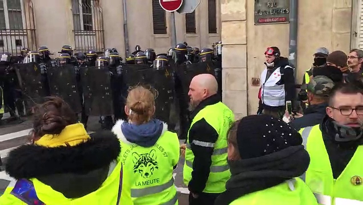 Nancy : les gilets jaunes face aux CRS devant la préfecture