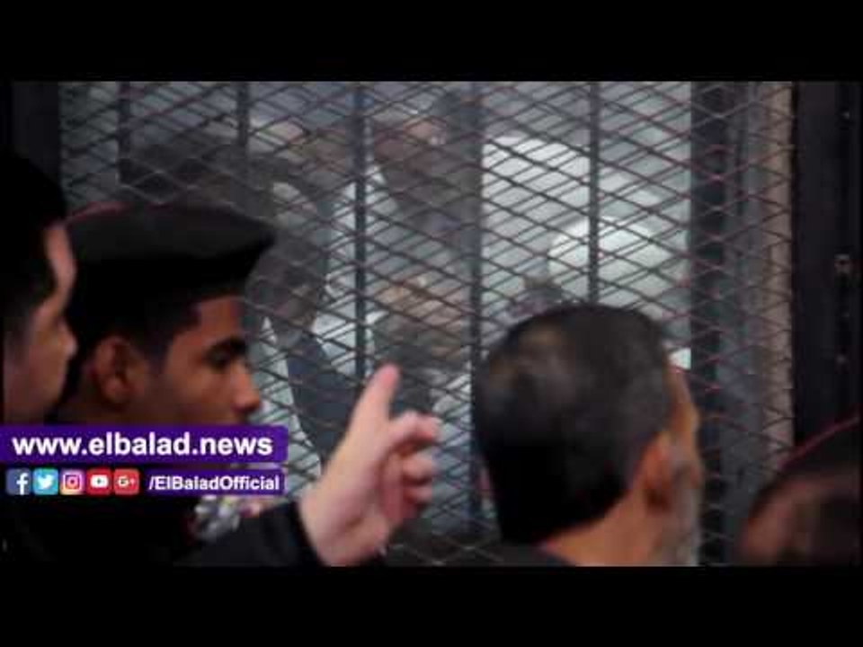 صدى البلد | متهم بـ "فض رابعه" يقبل يد المرشد داخل القفص