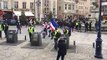 Nancy : les policiers interpellent un manifestant parmi les gilets jaunes rassemblés place Saint-Epvre.