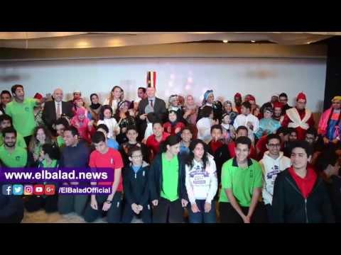 صدى البلد |رئيس جامعة كامبريدج يرتدي قبعة علم مصر.. ويناشد العالم بزيارة الأهرامات