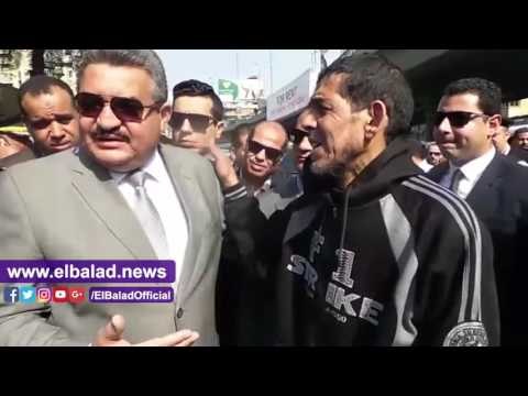 صدى البلد | مواطن يقبل يد مدير امن الجيزة