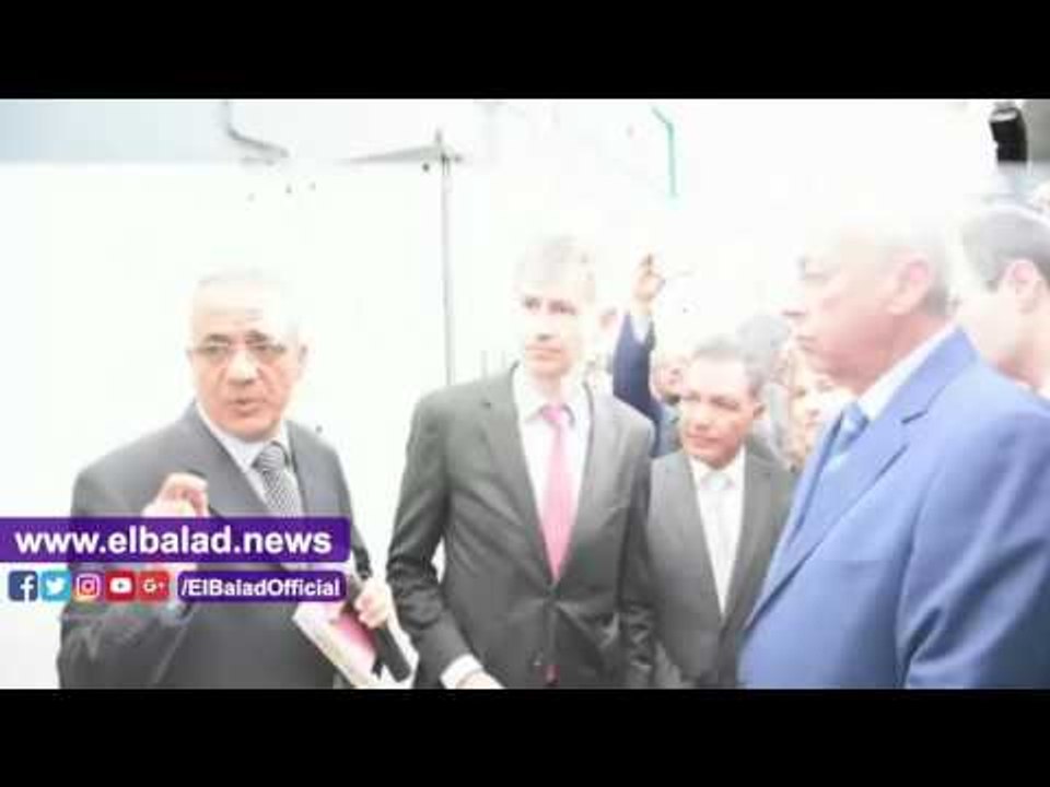 صدى البلد |  السفير السويسري ومحافظ أسوان يفتتحان مشروع المياه النقية بالناصرية