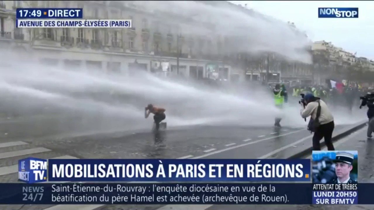 Gilets jaunes: des canons à eau sont utilisés sur les Champs-Élysées pour faire reculer des manifestants