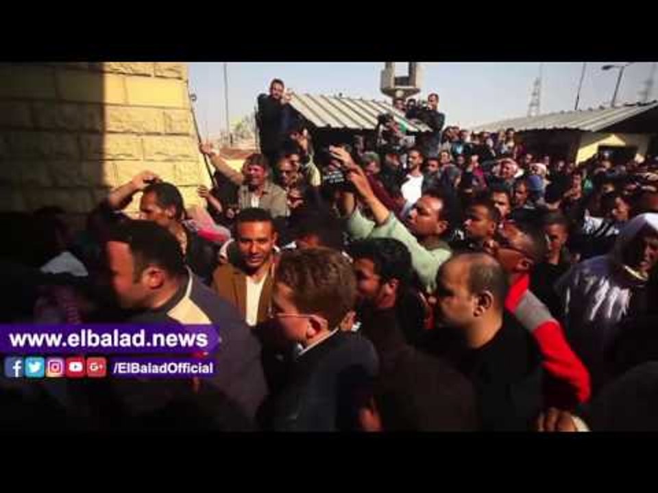 صدى البلد | أهالي المفرج عنهم بعفو رئاسي في انتظار ذويهم أمام سجن طرة