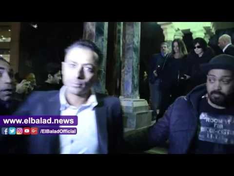 صدى البلد | فيفي عبده وريهام عبد الغفور تقدمان العزاء في وفاة والد أمير كرارة