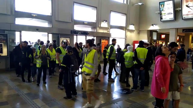 Les Gilets jaunes chantent dans la gare, le cortège se disperse