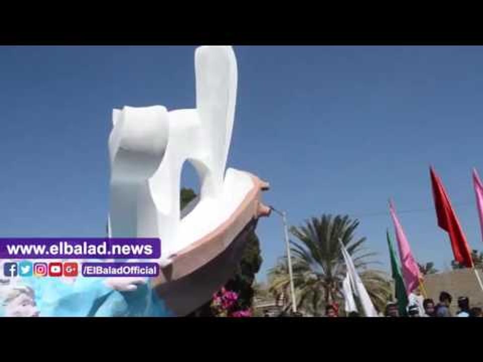 صدى البلد |  محافظ قنا يضع إكليلا من الزهور على النصب التذكاري لشهداء معركة البارود