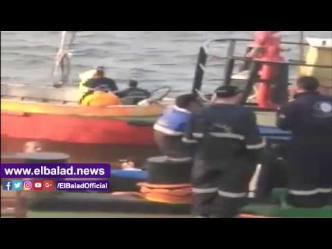 صدى البلد | صدى البلد ترصد جهود انتشال صال غارق بالمجري الملاحي لقناة السويس