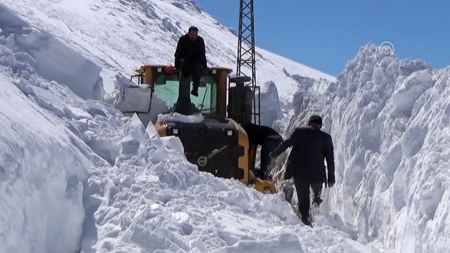 Yolları açmak için 5 metrelik karla mücadele ediyorlar - HAKKARİ