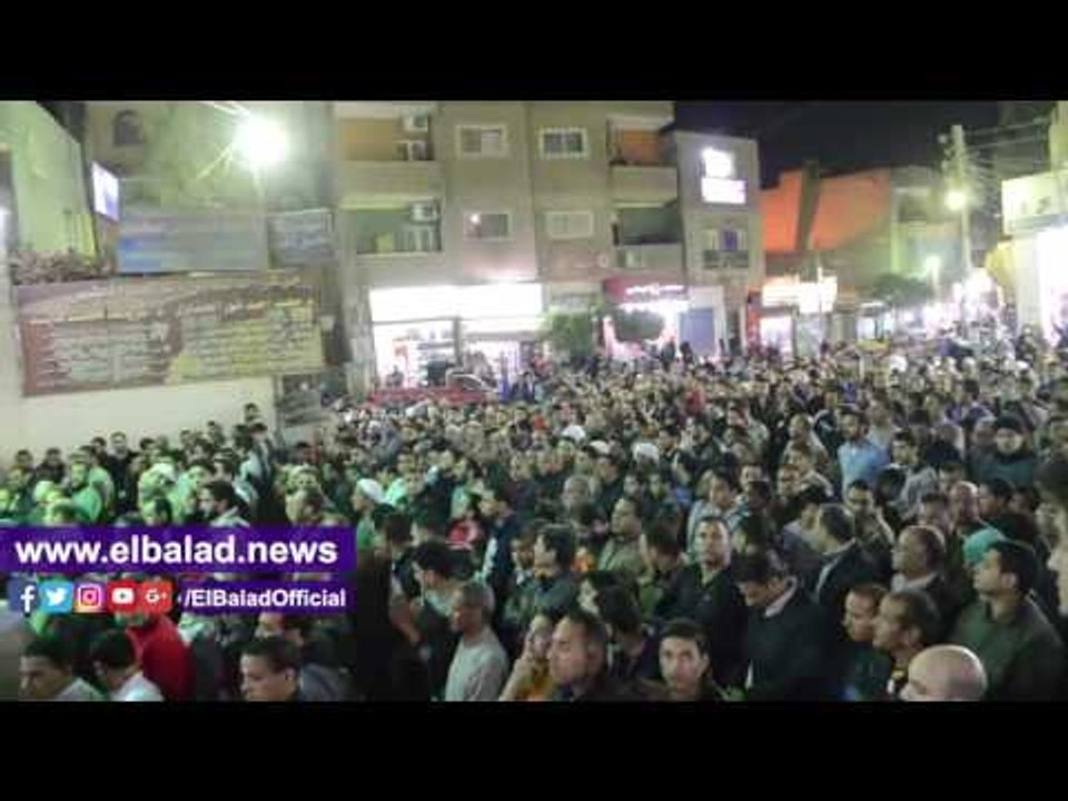 صدى البلد | شقيق أبو تريكة يتلقى العزاء في والده بمسجد أبو سنة