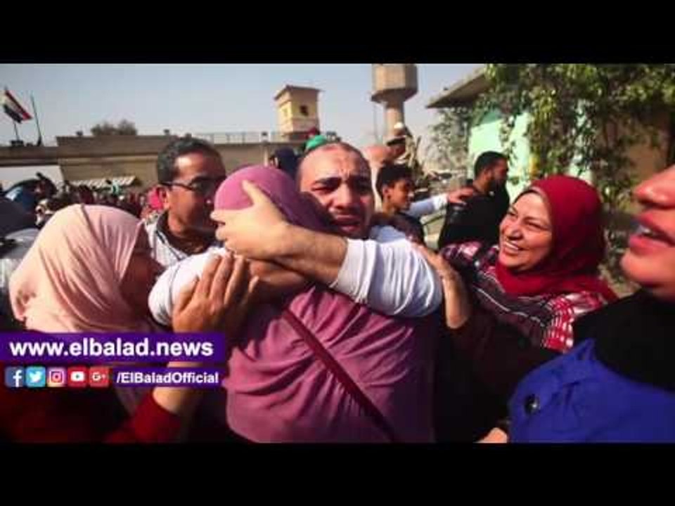 صدى البلد | المفرج عنهم بقرار "السيسي".. شاب يطوف بوالدته محيط سجن طره.. وآخر يقبل يدها