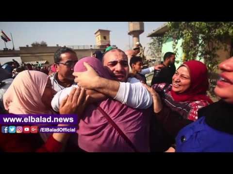 صدى البلد | المفرج عنهم بقرار السيسي .. شاب يطوف بوالدته محيط سجن طره.. وآخر يقبل يدها