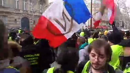 Tear gas and clashes hit Paris for 17th week in a row