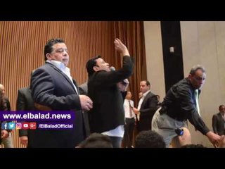 صدى البلد |بكاء الفنان محمد فؤاد في تكريم ام الشهيد
