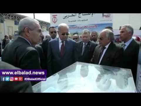 صدى البلد | رئيس الوزراء يستمع لشرح تفصيلي من المشاركين بمعرض القاهرة الدولي