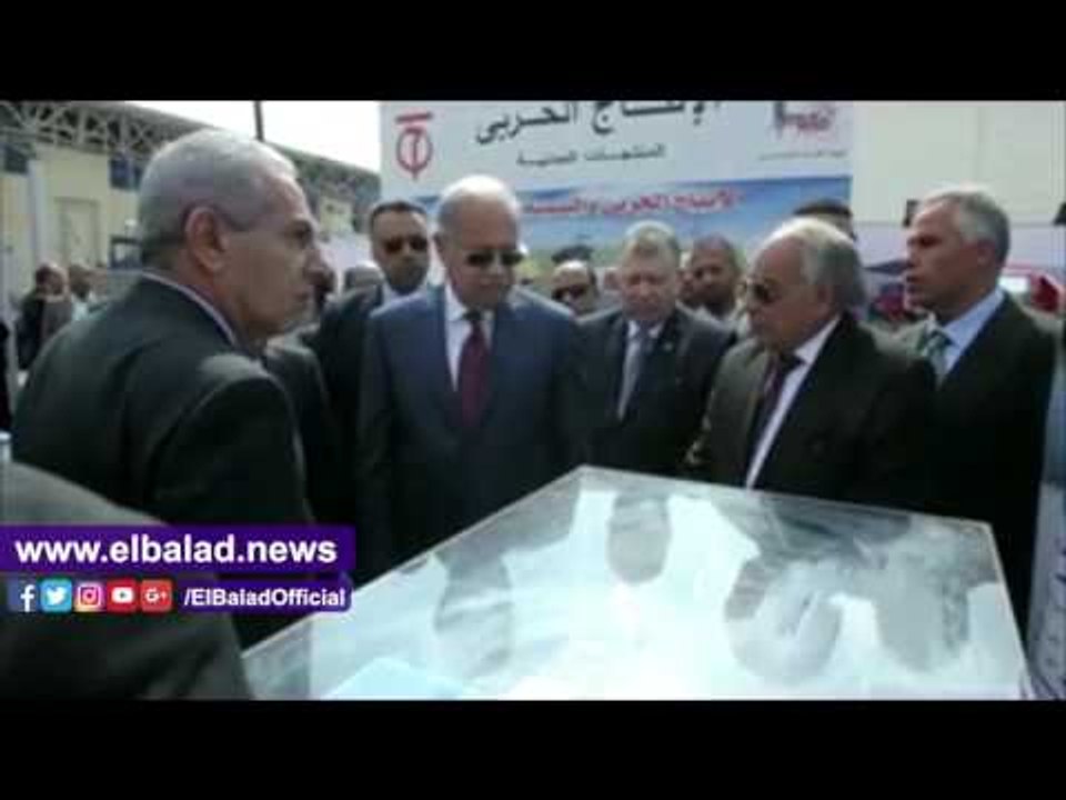 صدى البلد | رئيس الوزراء يستمع لشرح تفصيلي من المشاركين بمعرض القاهرة الدولي