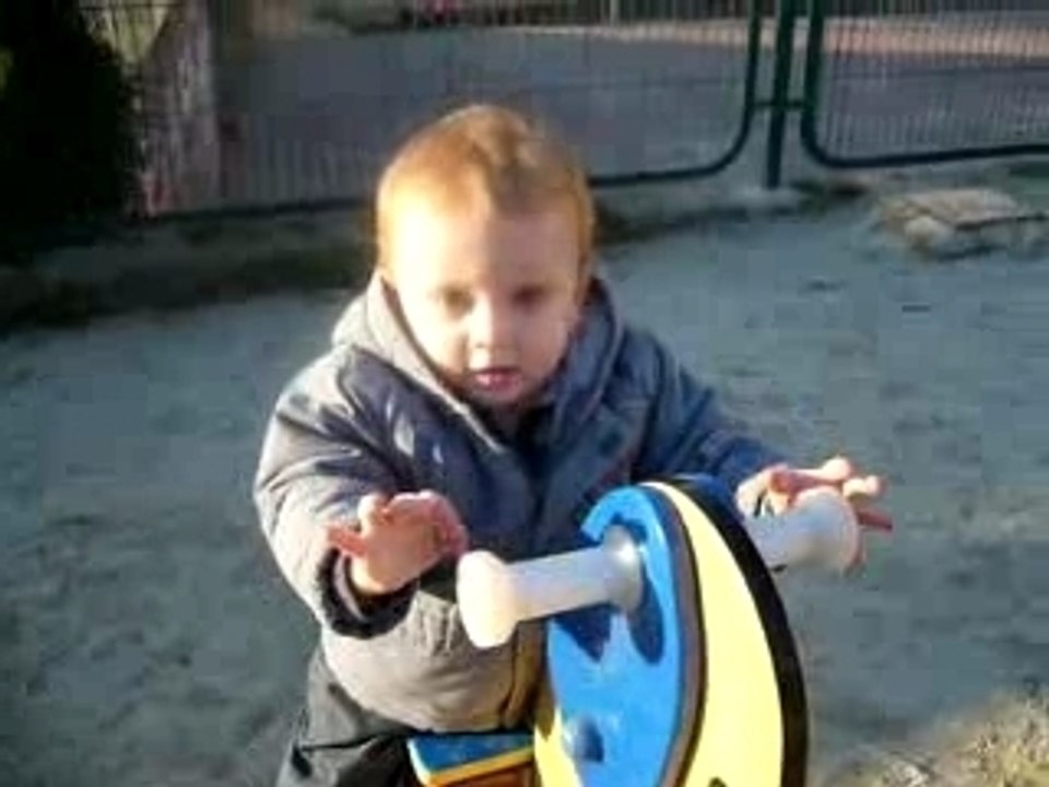 Noah se balance au parc