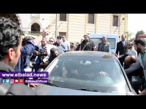 صدى البلد | خالد سليم يسيطر على دموعه في جنازة والده