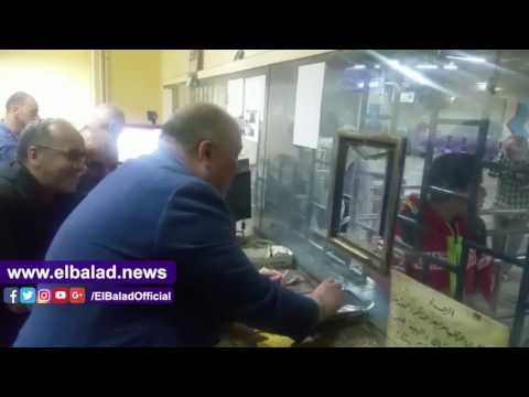 صدى البلد | رئيس المترو يبيع التذاكر للمواطنين بعد الزيادة