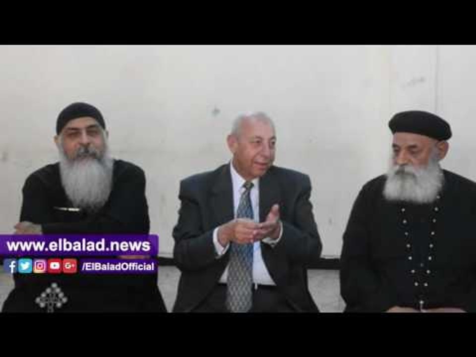 صدى البلد | محافظ أسوان يقدم العزاء فى شهداء التفجيرات بكنيسة دراو