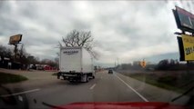 Un ouvrier dans une nacelle élévatrice se fait percuté par un camion