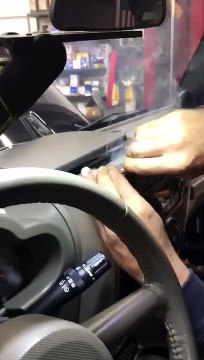 Un autoradio prend soudainement feu dans une voiture !