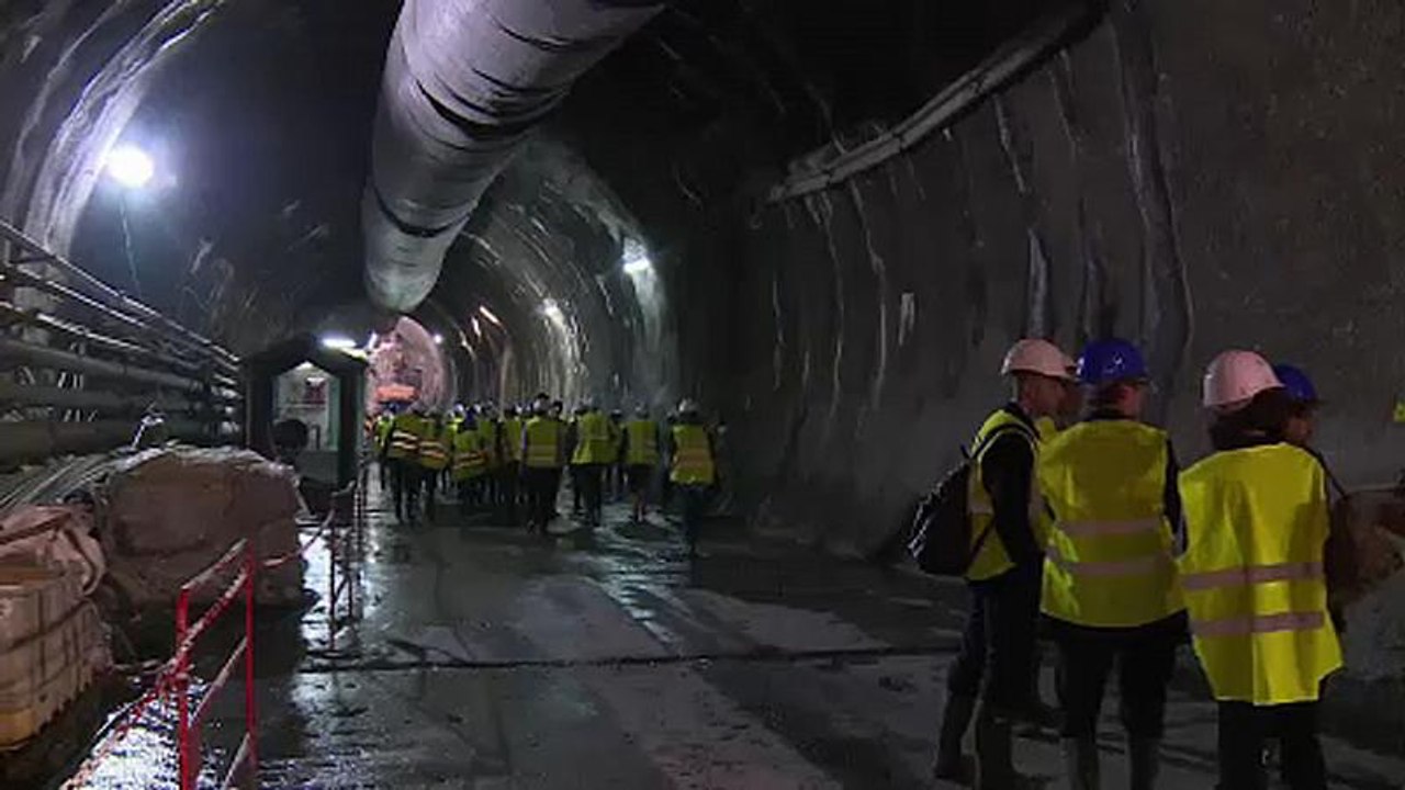 Italy's prime minister halts project to build train line to France